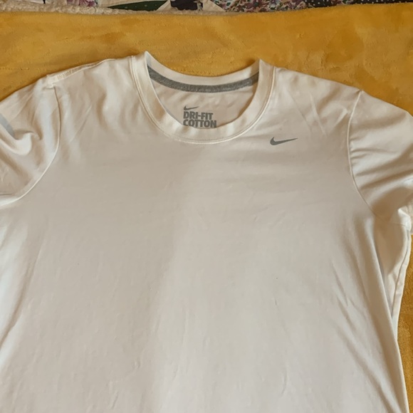 Nike woman’s XL shirt - Picture 3 of 4